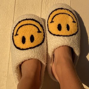Smiley face slippers NWT SOLD OUT yllw the label